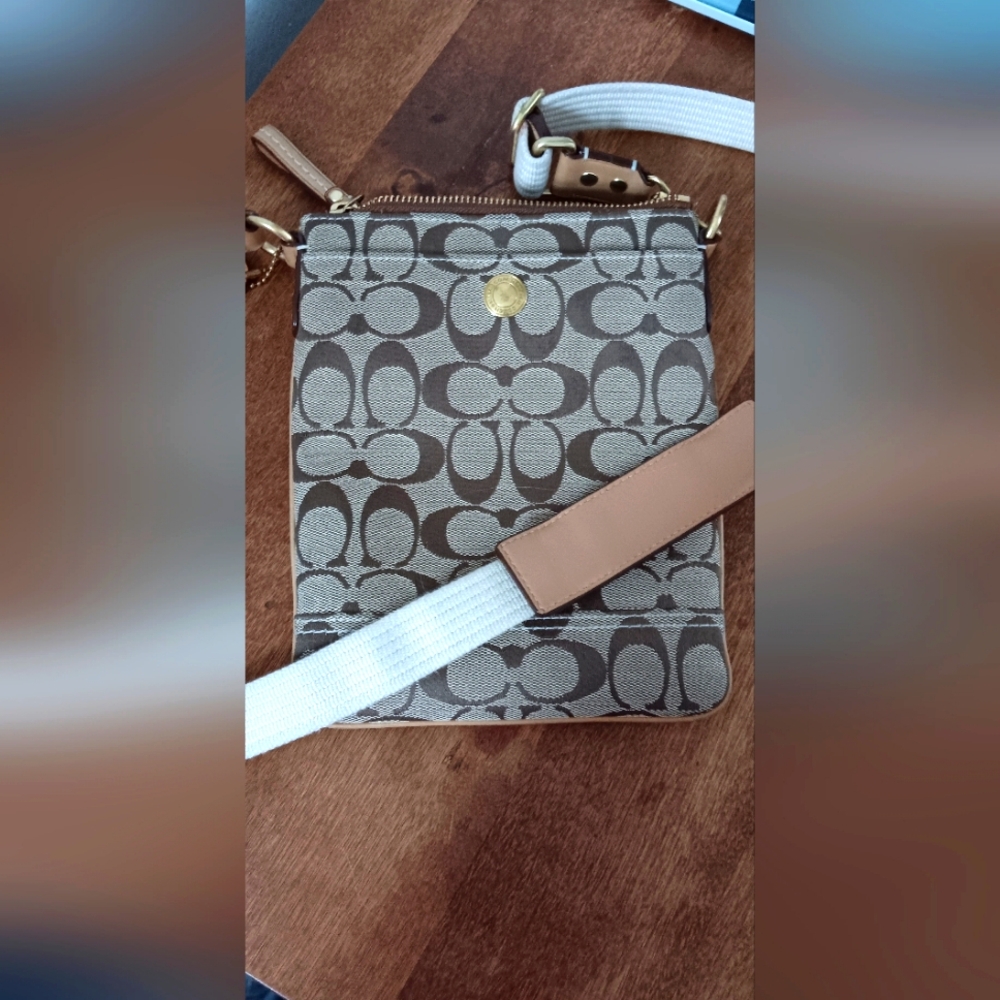 Coach Signature Canvas Crossbody Bag No KO632-10250 w/Signature tag EUC!